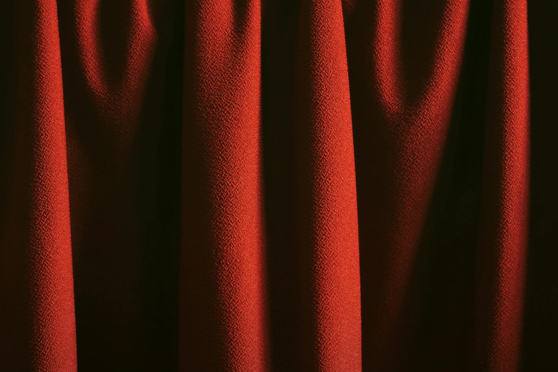 Czerwona zasłona o bogatej fakturze i eleganckich marszczeniach