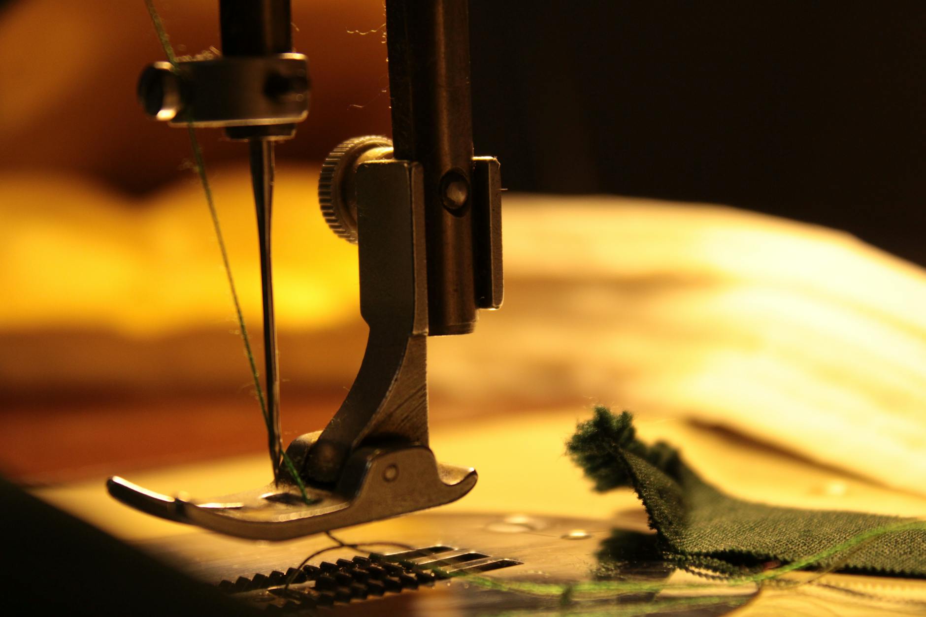 Igła maszyny szyje delikatną tkaninę, zbliżenie na precyzyjne szwy