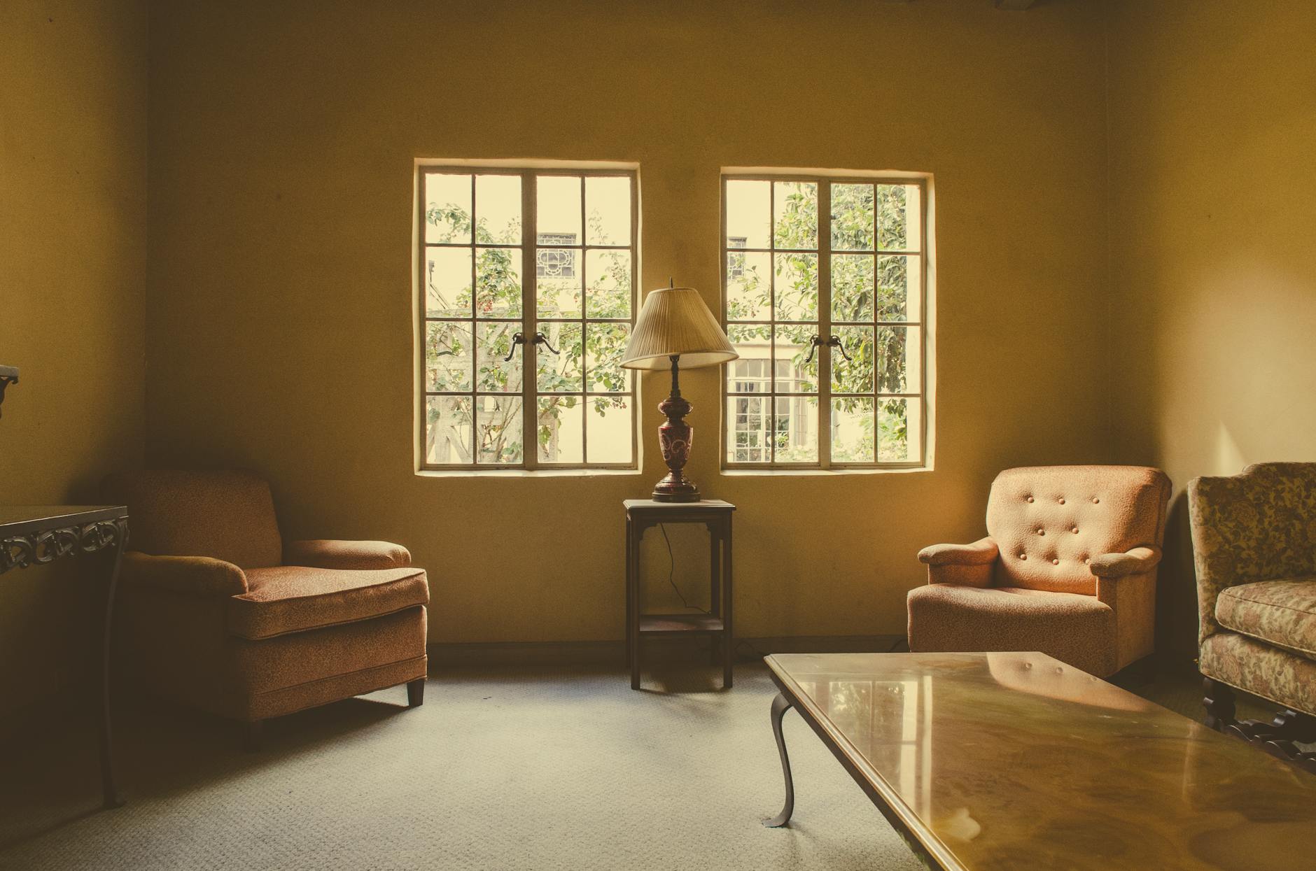 Słoneczny salon z vintage fotelami przy oknie