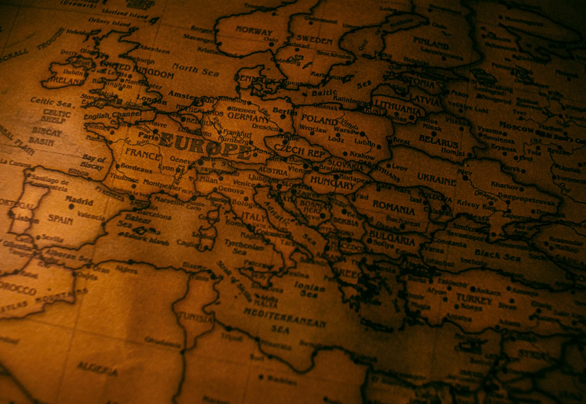 Stara mapa Europy z zaznaczonymi granicami państw i szlakami podróży