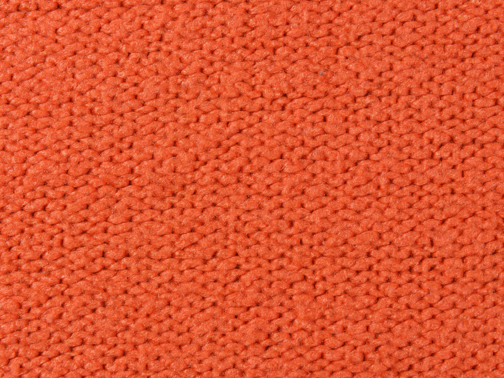 Zbliżenie na pomarańczową dzianinę o wyrazistej fakturze i splocie