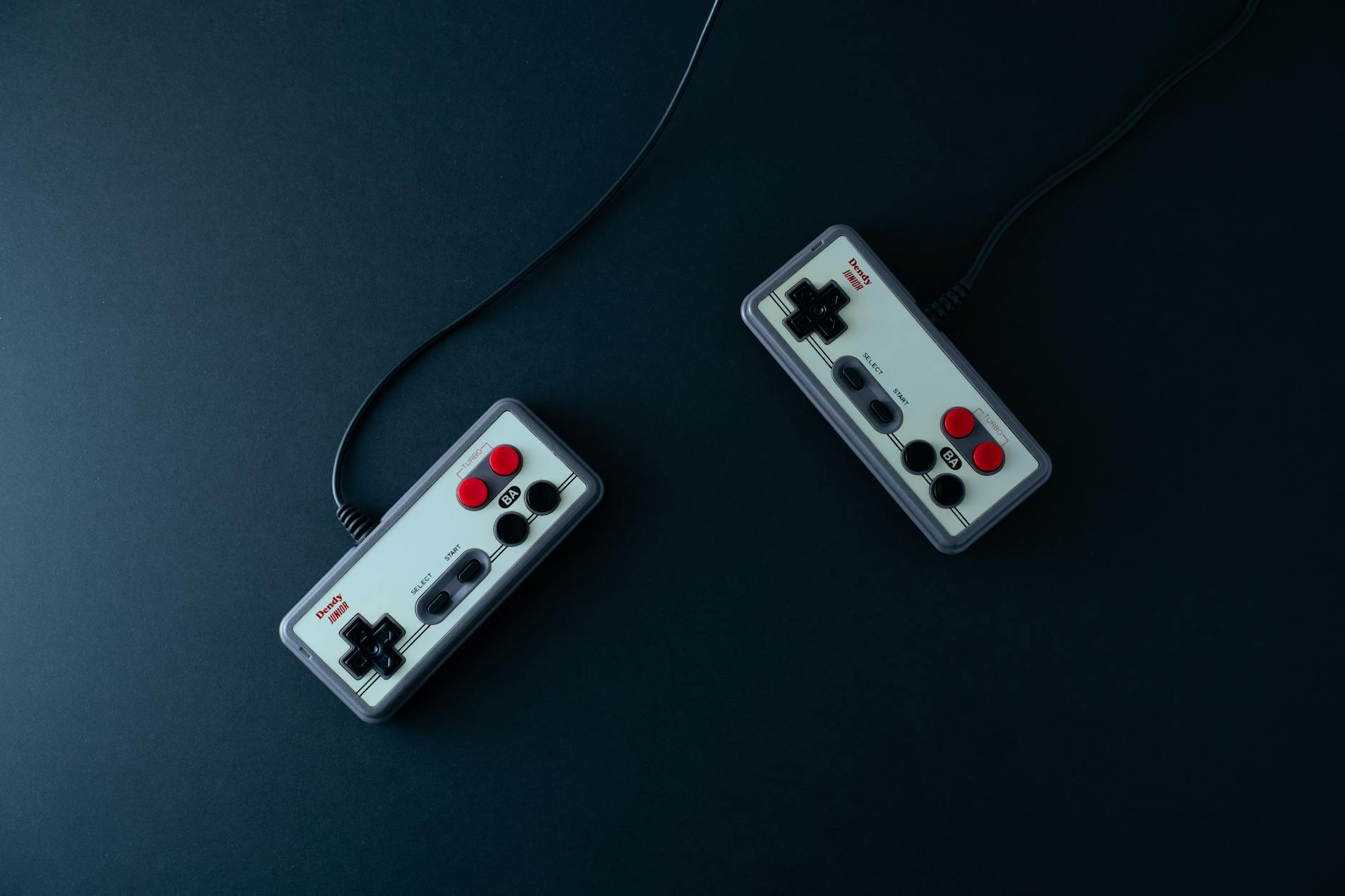 Dwa retro pady do gier na ciemnym minimalistycznym tle