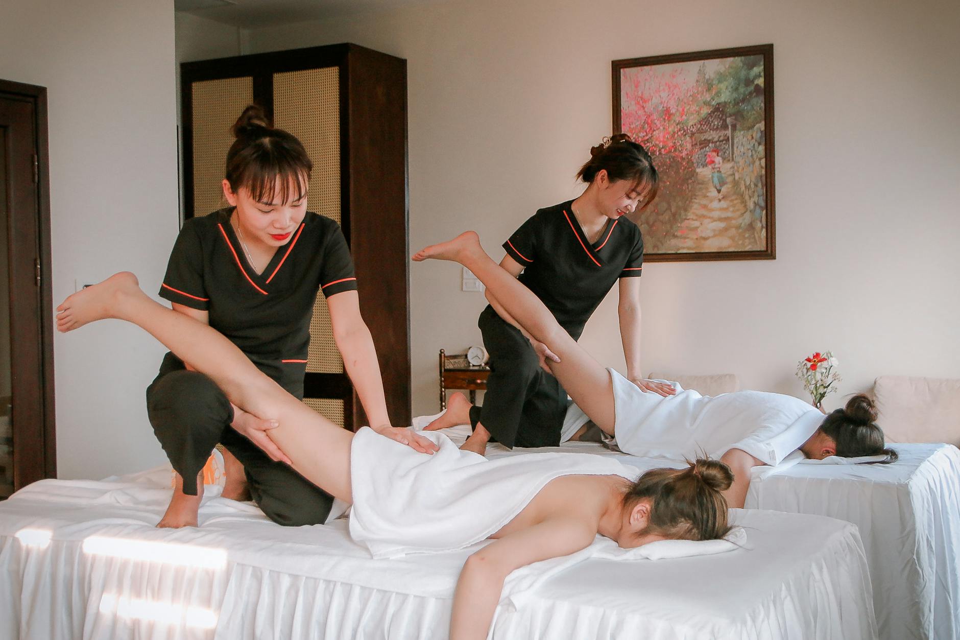 Kobiety podczas relaksacyjnego masażu w spokojnym wnętrzu spa