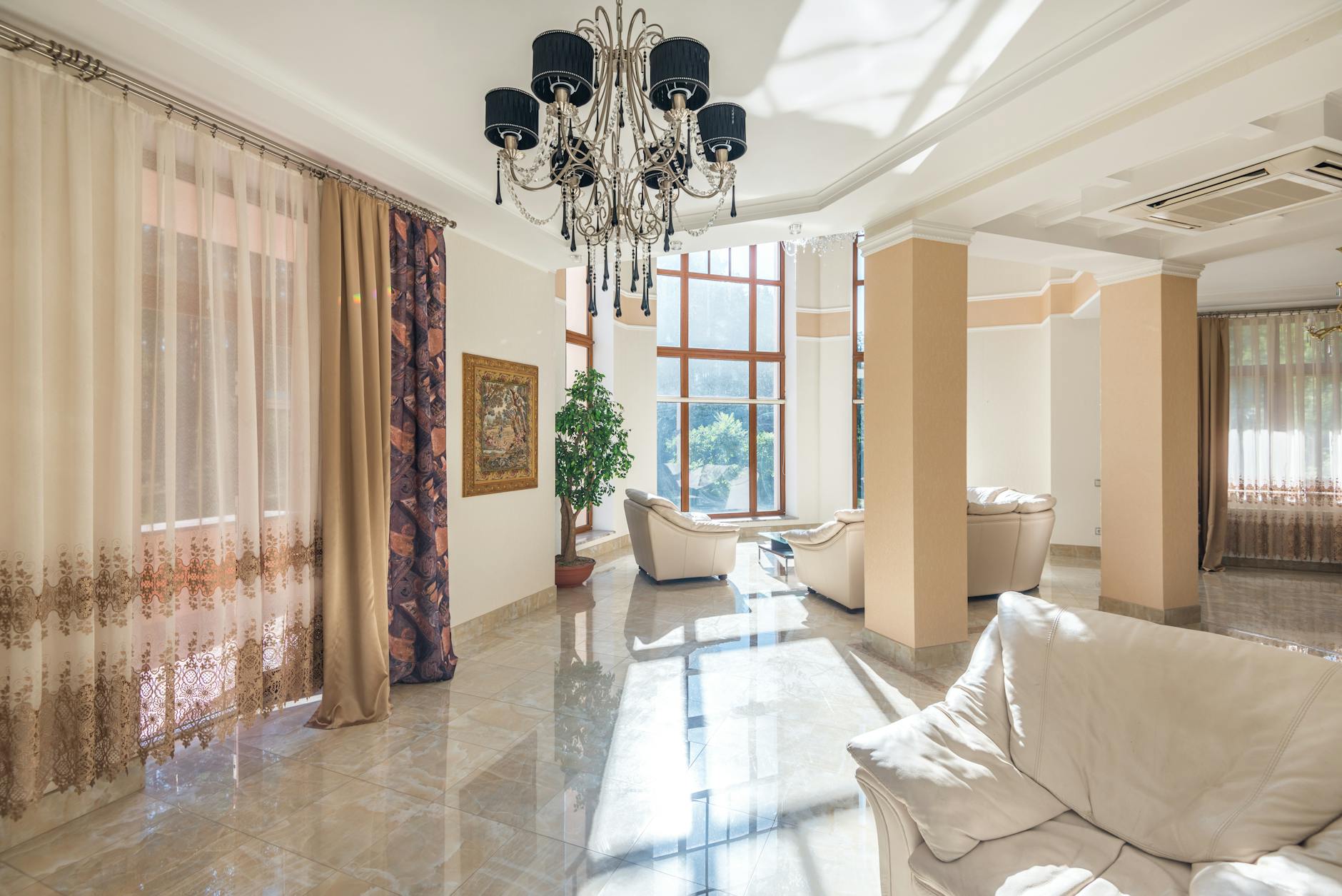 Nowoczesny salon z dużymi oknami i elegancką sofą