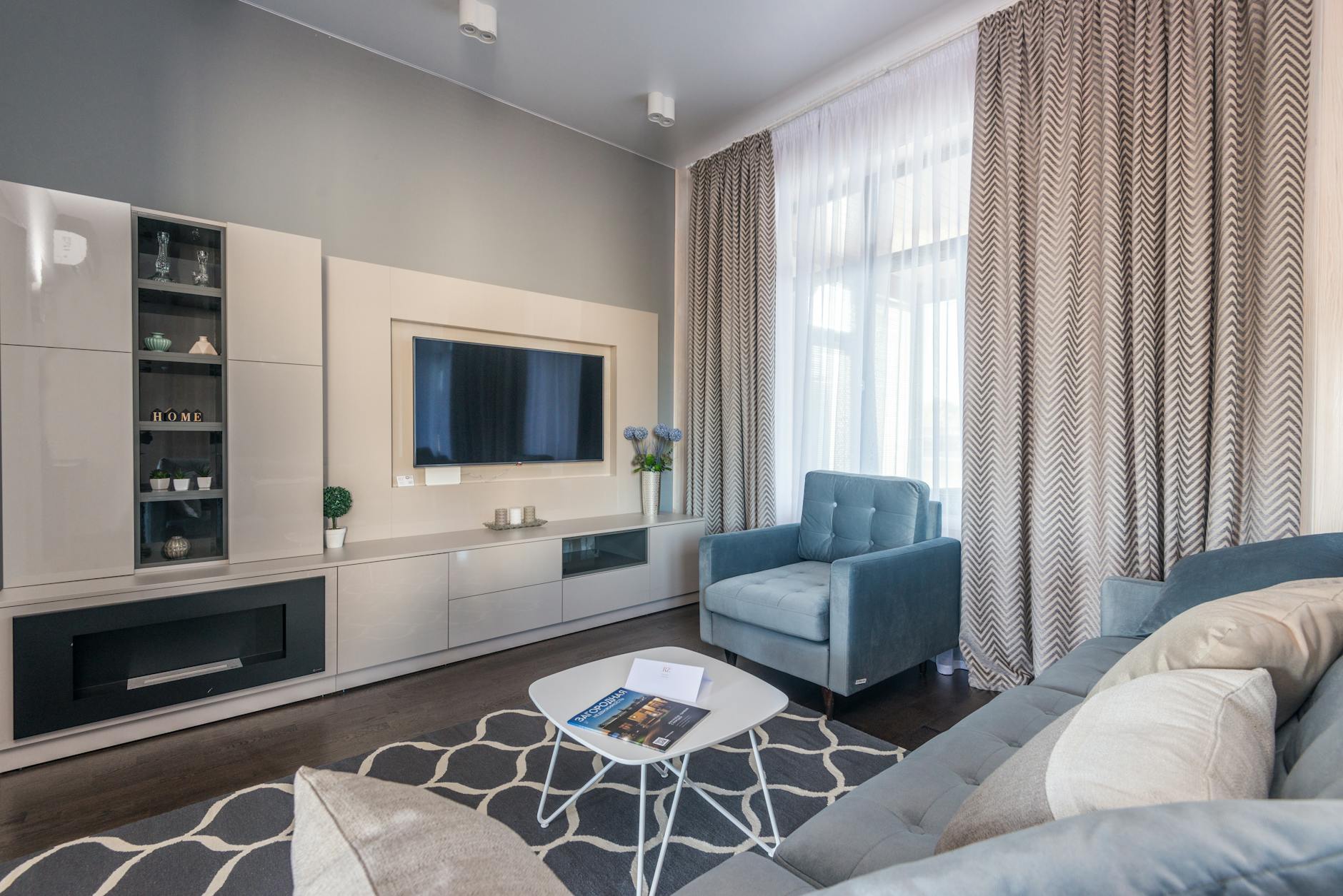 Nowoczesny salon z eleganckimi firanami i przytulnym wystrojem