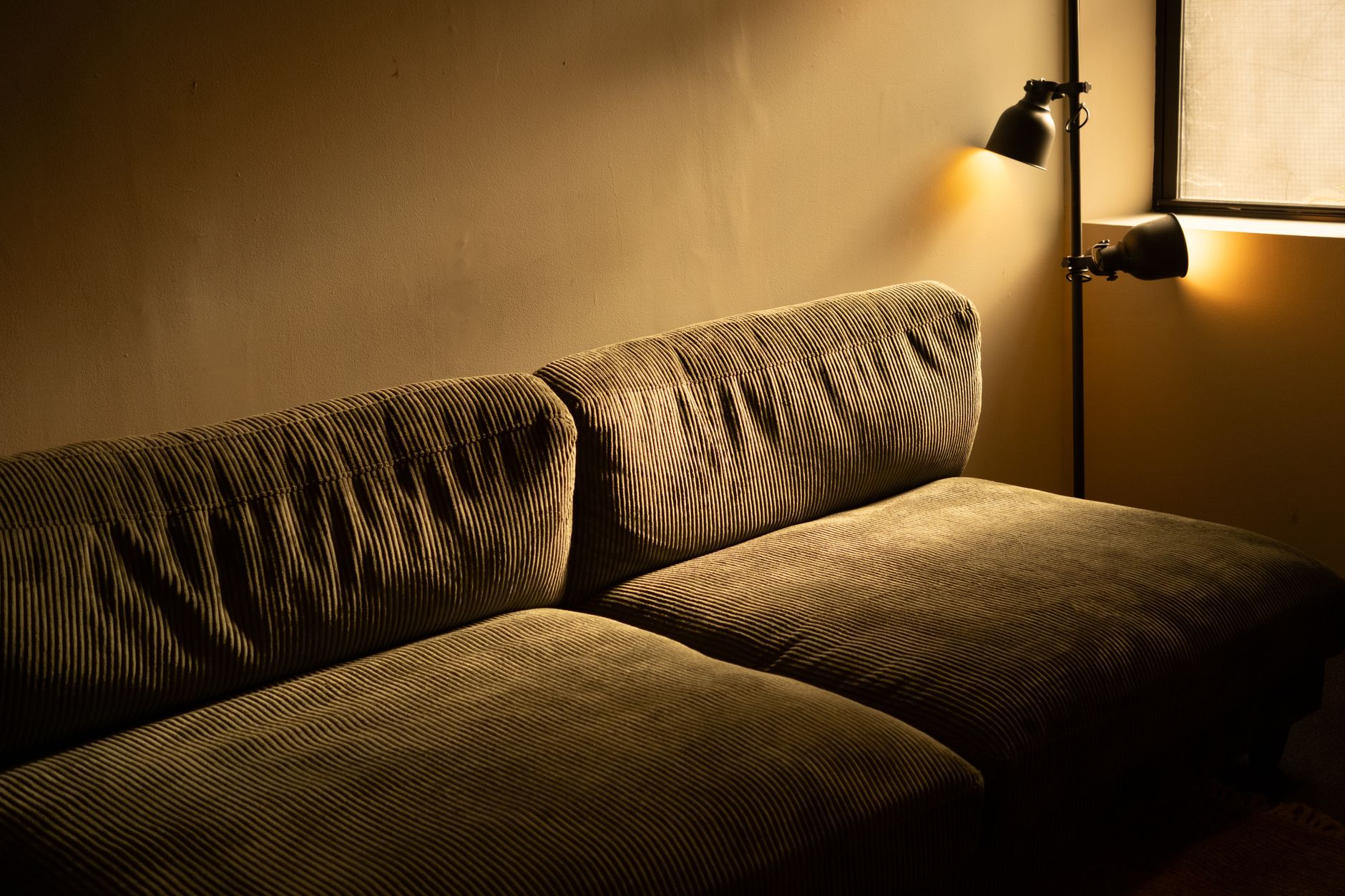 Przytulna sofa w ciepło oświetlonym, spokojnym salonie